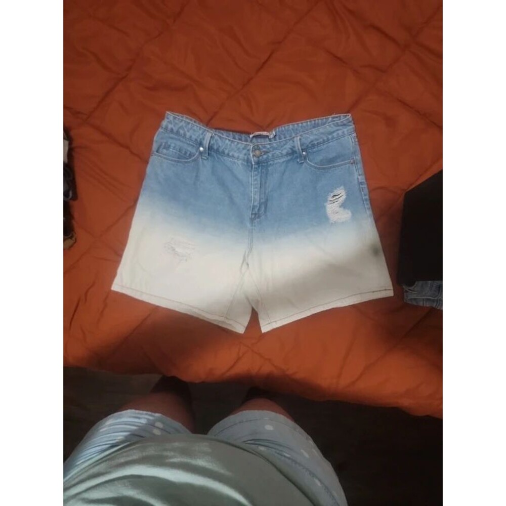 Shorts - Picture 1 of 3